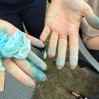 Mavi Gıda Boyası Ellerimde İki Gün Kalıcı Kaldı, Tam İade Talebi