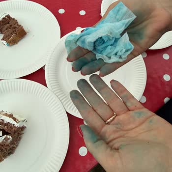 Mavi Gıda Boyası Ellerimde İki Gün Kalıcı Kaldı, Tam İade Talebi