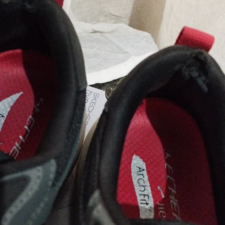 Yüksek Fiyatlı Skechers Ayakkabısında Topuk Astarı Yırtılması Ve Güven Kaybı