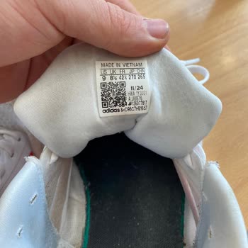 Adidas Ayakkabımda İç Astarı Sökülürken Mağaza Üretim Sorunu Bulunmadığını İddia Etmesi