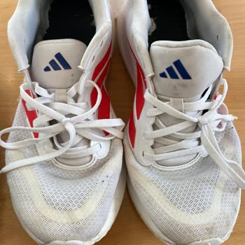 Adidas Ayakkabımda İç Astarı Sökülürken Mağaza Üretim Sorunu Bulunmadığını İddia Etmesi