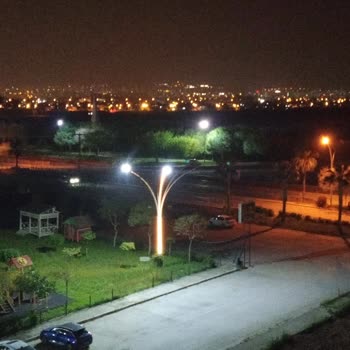Cafe Barcelona Dış Işıkları Gece Süresince Açık Kalıyor Ve Mahalledeki Yaşlıları Rahatsız Ediyor