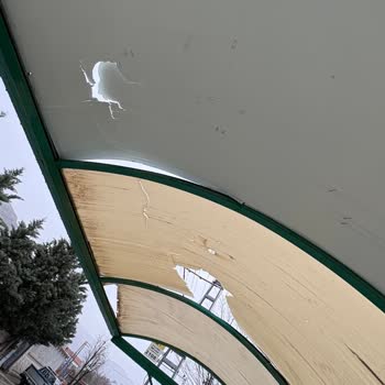 Yeşildere Caddesi 2108 Numaralı Otobüs Durağının Yağmur Koruması Ve Güvenlik Sorunu