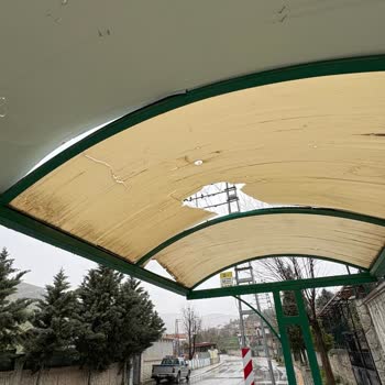 Yeşildere Caddesi 2108 Numaralı Otobüs Durağının Yağmur Koruması Ve Güvenlik Sorunu