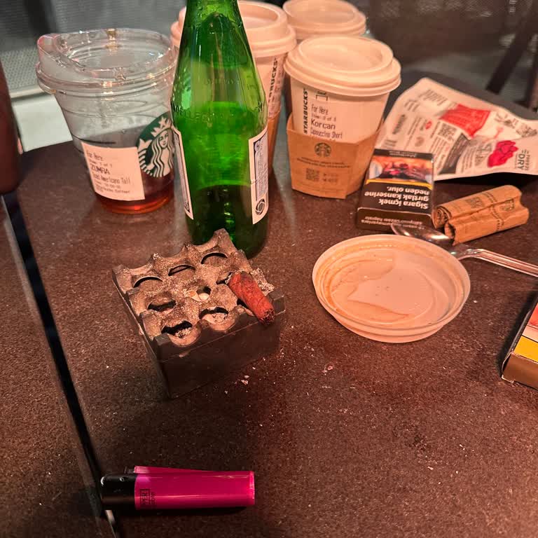 Starbucks Göktürk Şubesinde Hijyen Eksikliği Ve Masaların Temizlenmemesi