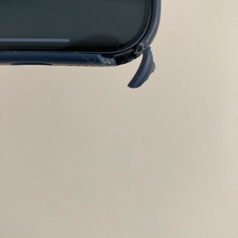 Yüksek Fiyatlı Apple iPhone 17 Pro Silikon Kılıfı İlk Düşüşte Kırıldı Ve Kalitesiz