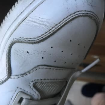 Tommy Ayakkabısının Ön Kısmındaki Çatlak Ve Çizik Sorunu Hayal Kırıklığı