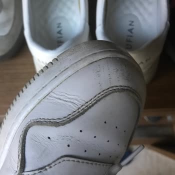 Tommy Ayakkabısının Ön Kısmındaki Çatlak Ve Çizik Sorunu Hayal Kırıklığı