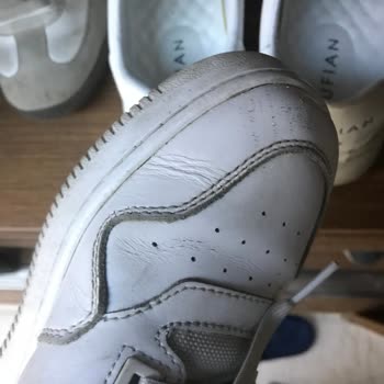 Tommy Ayakkabısının Ön Kısmındaki Çatlak Ve Çizik Sorunu Hayal Kırıklığı