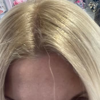 Veni Hair Studio Randevuda Saç Açma Ve Boyama Sonrası Turuncu Dip Rengi Ve Kıyafet Lekesi