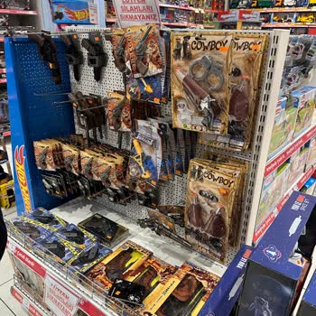 Çocuklar İçin Gerçekçi Silah Oyuncaklarının Satışı Endişe Yaratıyor