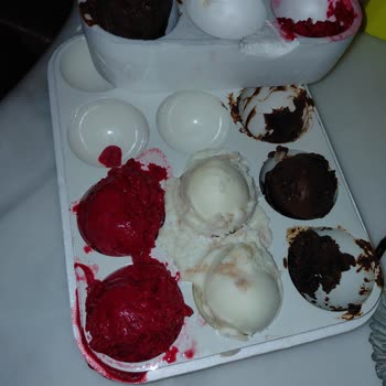 Dondurma Paketi Çevreye Duyarsız, Boşluklarla Dolu Ve Strafora Yapışıyor