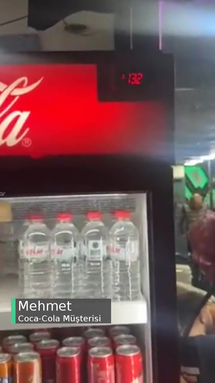 Coca-Cola Arızalı Dolap Hem De Tek Kapılı, İçecekler Sığmıyor! videonun kapak resmi