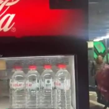 Coca-Cola Arızalı Dolap Hem De Tek Kapılı, İçecekler Sığmıyor!