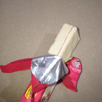 Eti Beyaz Çikolatalı Çilekli Hoşbeş'te Çikolata Azlığı Ve Çatlak Sorunu