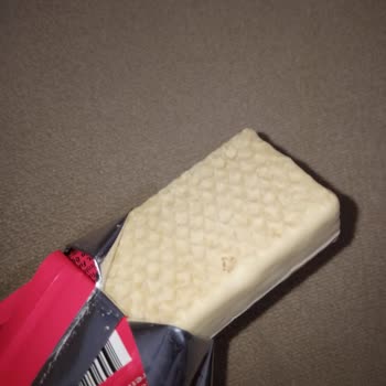 Eti Beyaz Çikolatalı Çilekli Hoşbeş'te Çikolata Azlığı Ve Çatlak Sorunu