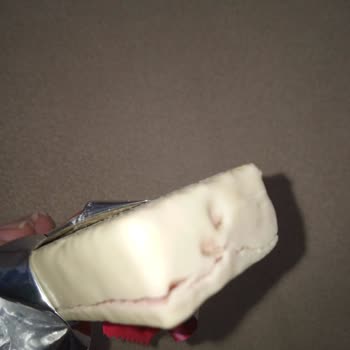 Eti Beyaz Çikolatalı Çilekli Hoşbeş'te Çikolata Azlığı Ve Çatlak Sorunu