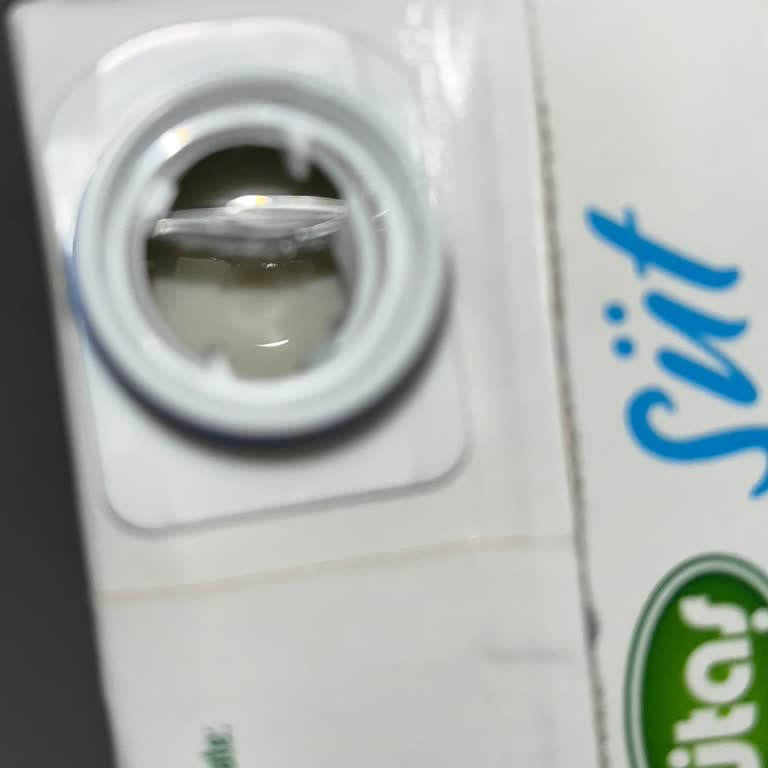 Süt Şişesinden Folyo Parçası Çıktı, Güvenlik Endişesi