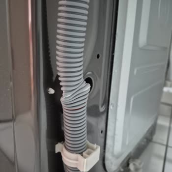 Kurulum Hatası Nedeniyle Kırılmak Üzere Olan Hortum Ve Garanti Kapsamındaki Servisin Ücret Talebi