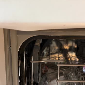 Arçelik Bulaşık Makinesi Servis Hatası Sonrası Su Sızıntısı Ve Mutfak Tezgahı Hasarı