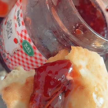 BİM Çilek Reçelinde Ağaç Sapı Tespiti Müşteri Güvenini Sarsıyor