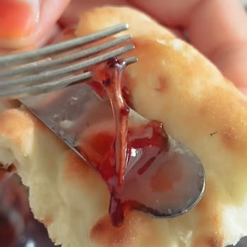 BİM Çilek Reçelinde Ağaç Sapı Tespiti Müşteri Güvenini Sarsıyor