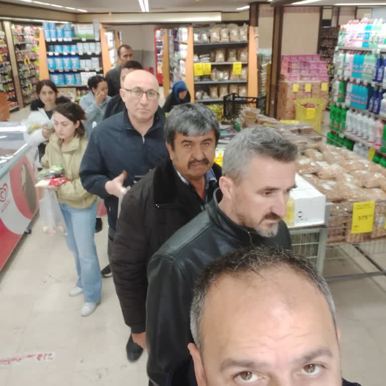 Kasada Tek Kasa, Uzun Kuyruk Ve Saygısız Müdürün Tutumu