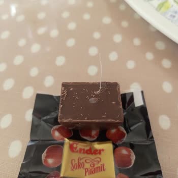 Ender Çikolatadan Tel Çıktı