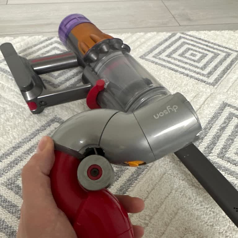 Dyson V12 Süpürge Aparatının Kırılması Ve Ücretsiz Değişim Talebi