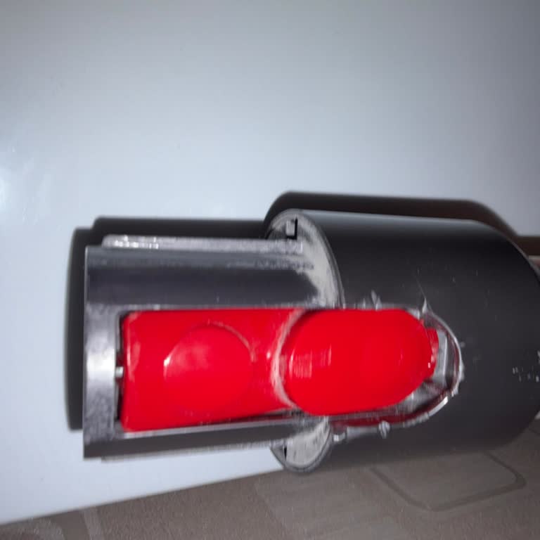 Dyson V10 Dikey Süpürgemde Kırılan Kırmızı Bağlantı Parçası İçin Bütün Hortumu Almak Zorunluluğu