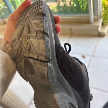Skechers Ayakkabının Tabanı 6 Ayda İkiye Ayrıldı