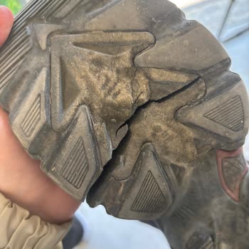 Skechers Ayakkabının Tabanı 6 Ayda İkiye Ayrıldı