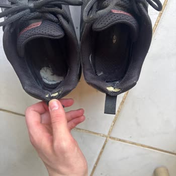 Skechers Ayakkabının Tabanı 6 Ayda İkiye Ayrıldı