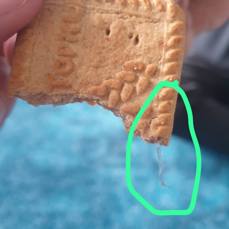 Torku Bisküvisinde Plastik İp Bulunması Ciddi Sağlık Tehlikesi Yaratıyor