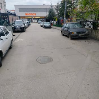 Bayrak Sokak’ta Kontrolsüz Hız Ve Tehlikeli Trafik, Çocuk Güvenliği İçin Hız Kesici Talebi