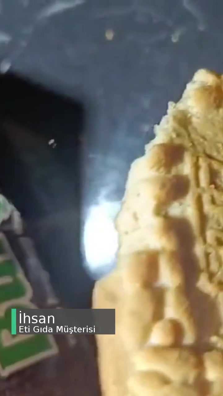 Eti Burçak Bisküvimin İçinde Tel Gibi Bir Madde Var! videonun kapak resmi