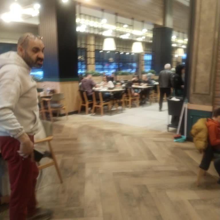 Çay Servisi İçin Kaba Ve Çelişkili Personel Davranışı