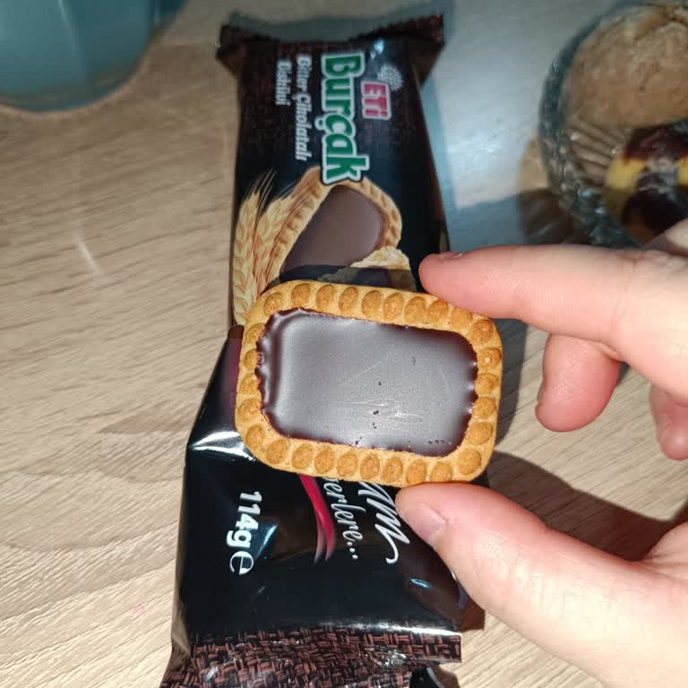 Eti Burçak Bitter Çikolatalı Bisküvi Kalitesinde Sorun Ve Son Kullanım Tarihi Eksikliği