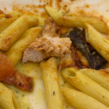 İstinyePark’taki Tavuk Dünyası Şubesinde Çiğ Tavuk Ve Makarna, Hamile Müşteriyi Tehlikeye Atıyor