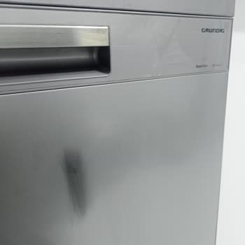 Yeni Grundig Bulaşık Makinesinin Boyası El Deterjanıyla Çıktı