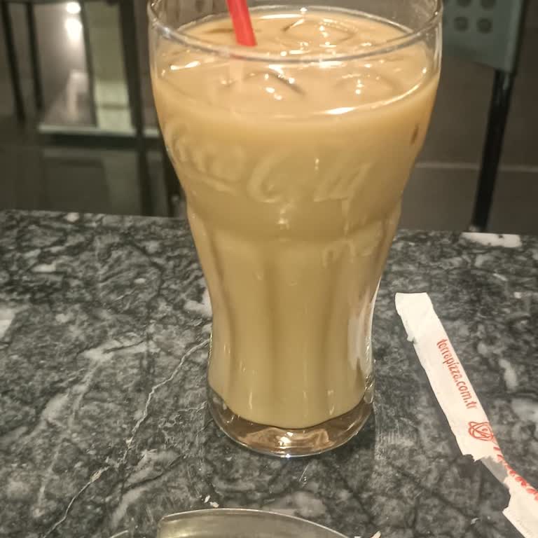 Coca-Cola Şişesinde Kahve Servisi Ve Karamel İhmalı