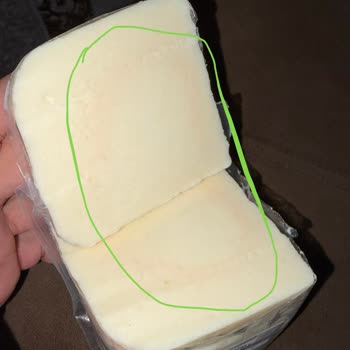 Metro Market Çiğli Şubesinde Beyaz Peynirde Pembe Lekeler