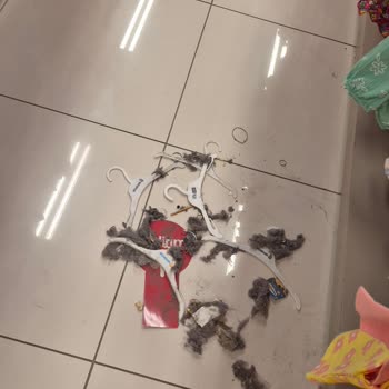 Özlüce E-Bebek Mağazasında Raf Araları Tozlu Ve Kirli Hijyen Sorunu