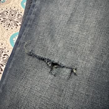 Mavi Kot Pantolon Dizinde Kendiliğinden Yırtıldı