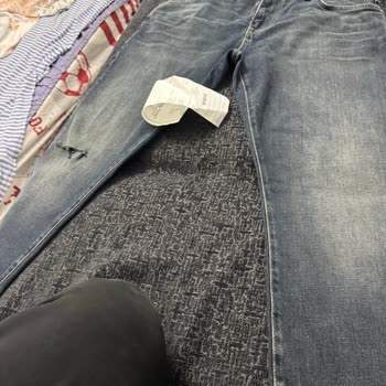 Mavi Kot Pantolon Dizinde Kendiliğinden Yırtıldı