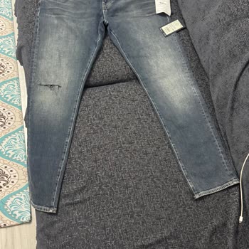 Mavi Kot Pantolon Dizinde Kendiliğinden Yırtıldı