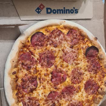 Sucuklu Pizzada Sarımsak Sosu Eksikliği Ve Kesim Hatası