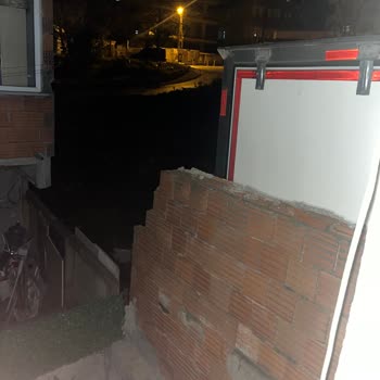 İzinsiz Tuğla Duvarı Camıma Yakın Güvenliği Tehdit Ediyor Ve Acil Yıkım İsteniyor