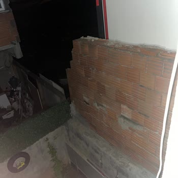 İzinsiz Tuğla Duvarı Camıma Yakın Güvenliği Tehdit Ediyor Ve Acil Yıkım İsteniyor