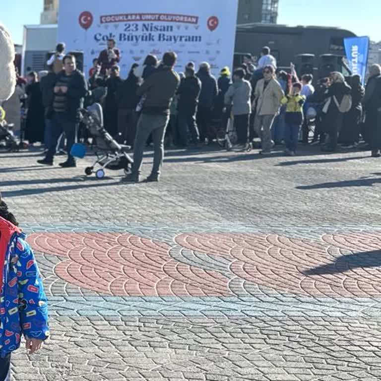 Çekmeköy Belediyesi Çocuk Bayramı Etkinliğinde Balon Dağıtımında Ailelere Tek Balon Sınırlaması